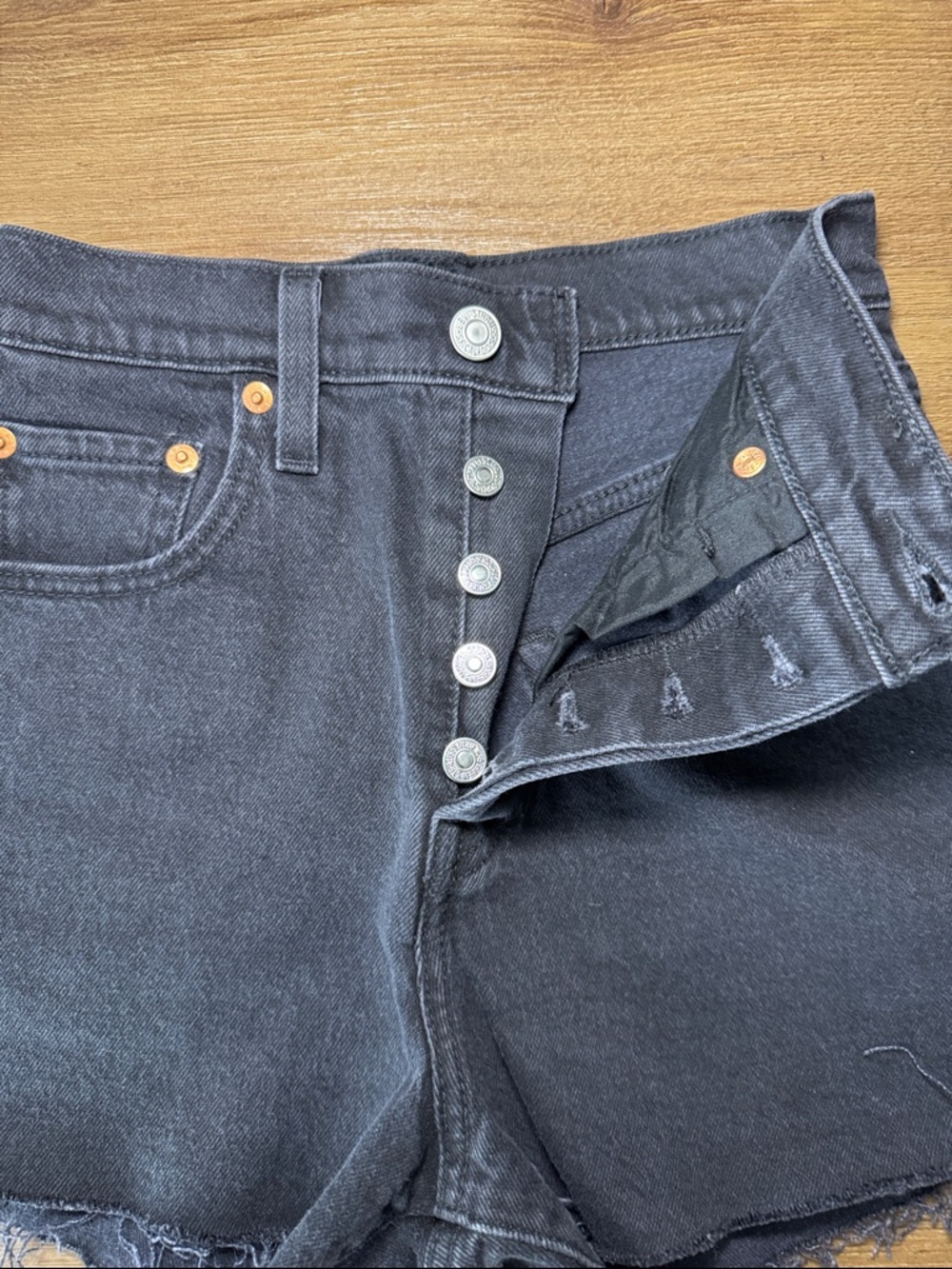 Woman's Levi's Premium High Rise Ribcage Shorts. Size 24 - Picture 2 of 5